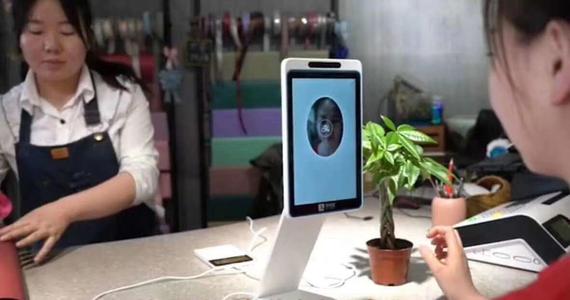 刷脸支付|刷脸支付被破译?有人用马云照片测试,结果屏幕却弹出4个字