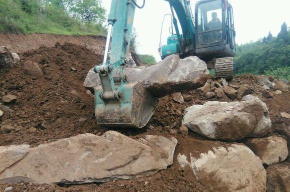 苦逼男开山建房, 3000元买2亩地, 但是平场地花4万多, 还要做护坡