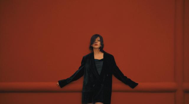 『西装』10年前赵薇还是村姑，现在44岁状态回春，黑色西装+短发，超时髦