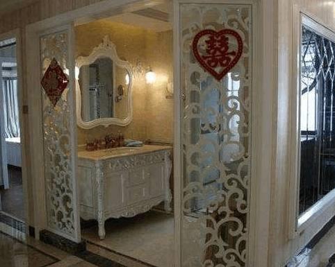 []婚房装修时，老公将电视机挂衣柜上，婆婆看到后直夸自己儿子聪明