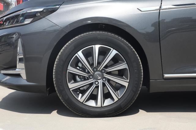 广汽传祺|15.68万，一身名牌配置，比迈腾大两圈，雅阁不香了