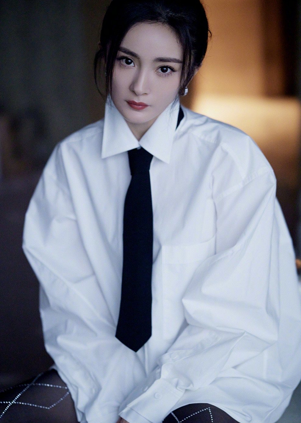 杨幂|一般人穿西装搭裤子，杨幂却偏不，生图下暴露真实腿围，真看不下去了