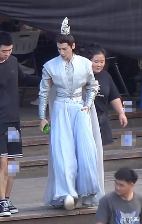 罗云熙|知名男星踩高跟与陈凯歌儿子拍戏,鞋跟将近10厘米,下楼要人搀扶