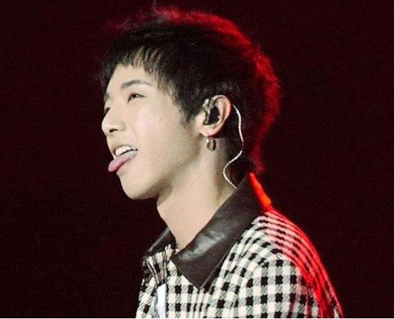 华晨宇▲“华语乐坛领军人物”华晨宇,为何被网友评价为“跳大神”?