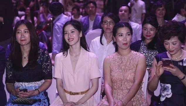 章泽天|看看奶茶妹妹的太太圈合照，她们的站位，力证了《三十而已》太假