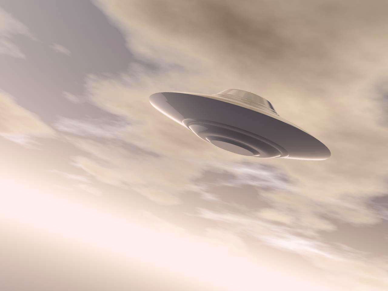 「UFO」UFO降临?6月17日,日本上空出现不明飞行物,形如白球拖拽十字架