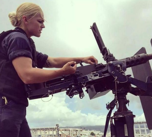 『重机枪』21岁新兵入伍，领到一支枪，拆开机匣一看：这是我爷爷用过的枪