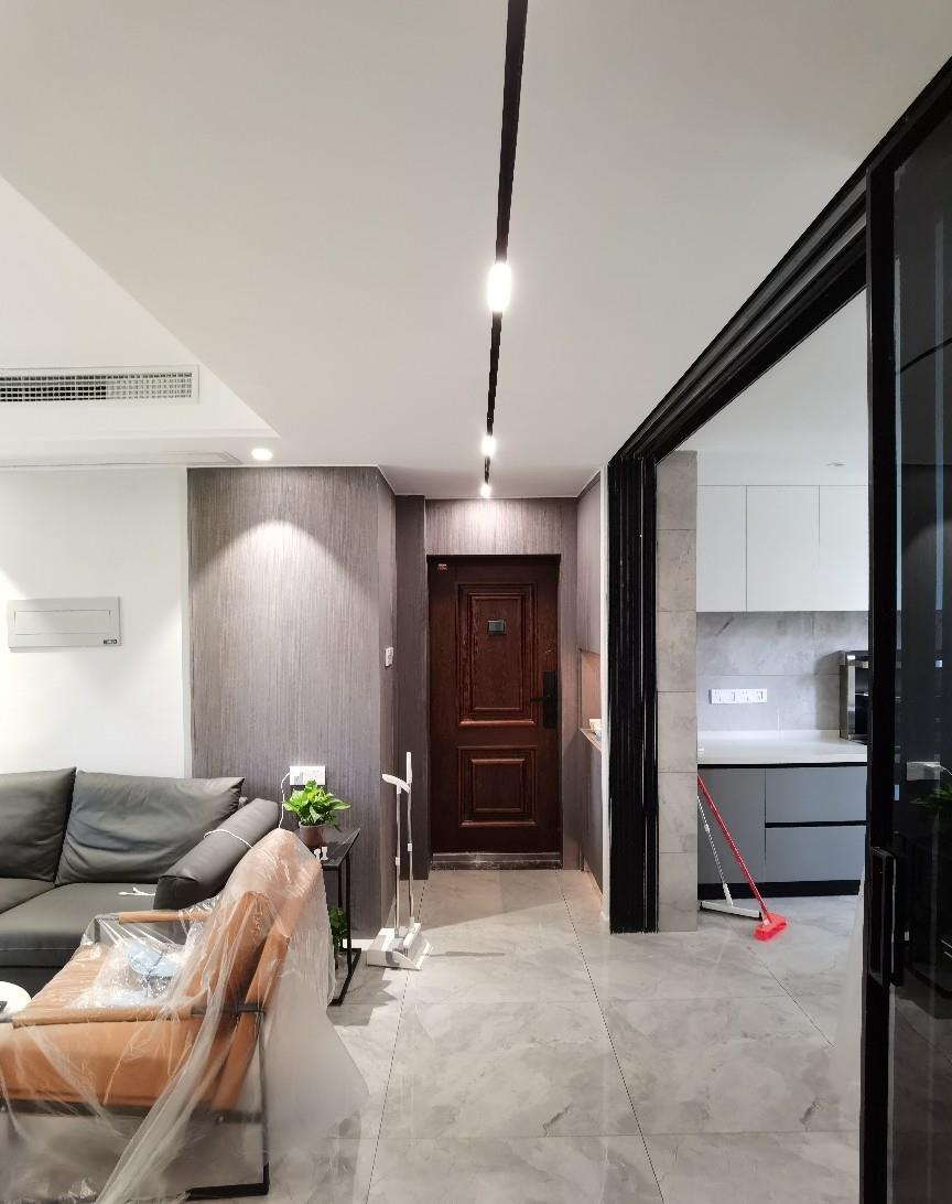 |他家装修的新房，设计大理石电视墙，飘窗改柜子，美观且实用！