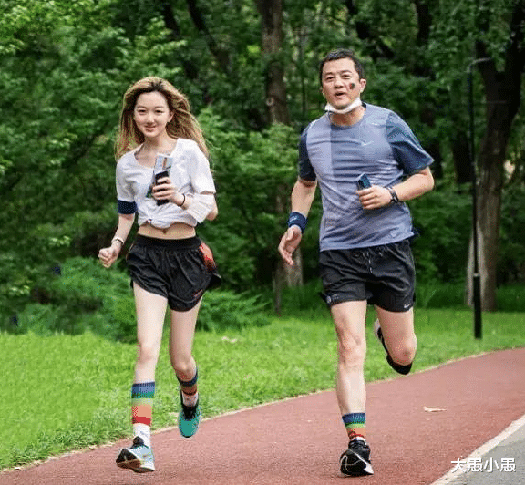 王菲|李嫣为李亚鹏庆生,染回黑发穿无袖长裙,终于像是王菲亲生