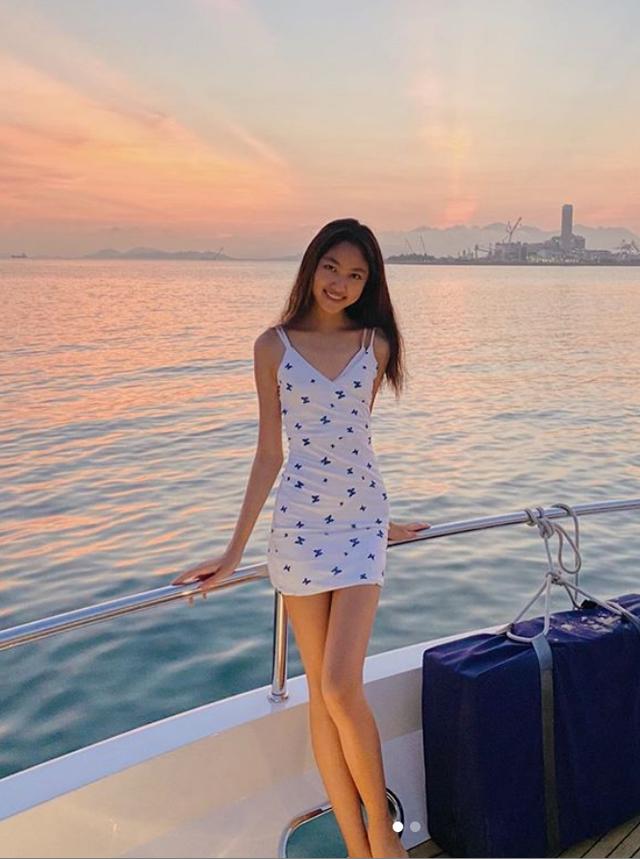甄济如|甄子丹女儿与任达华女儿坐游艇出海，打扮太出挑，俩人都不像16岁
