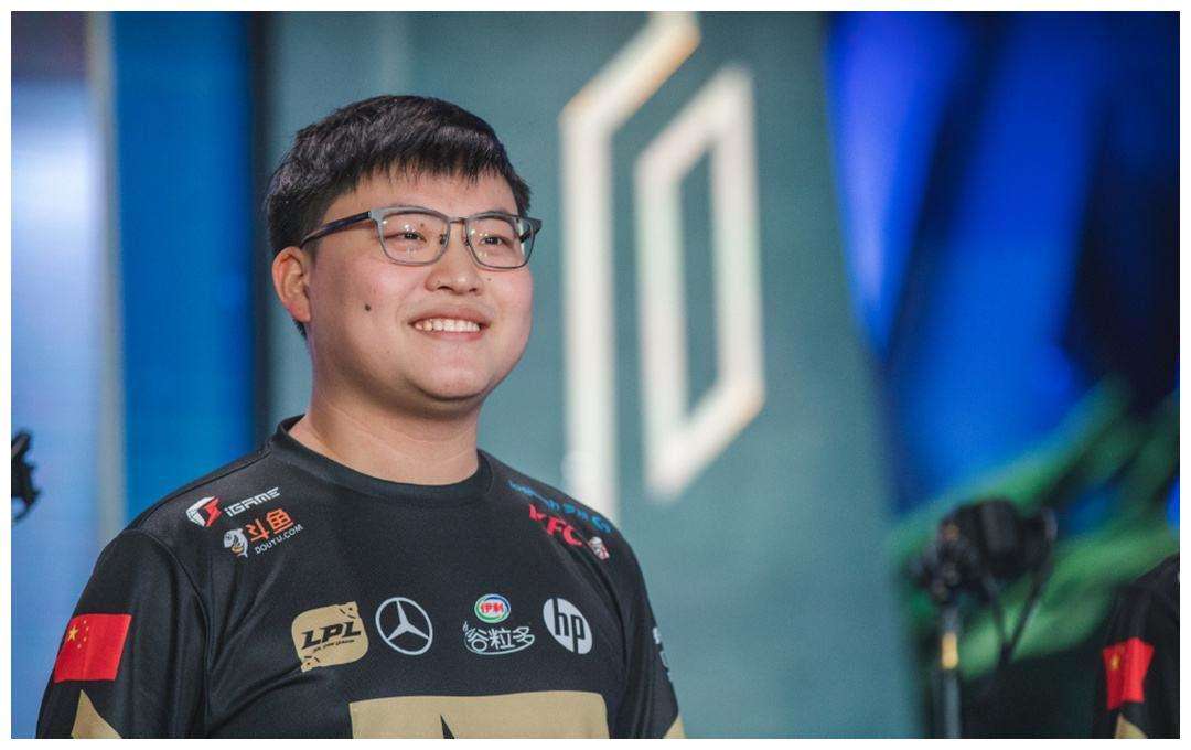 Uzi:Uzi宣布退役后,国外网友留言拳头设计师:为Uzi设计一款专属皮肤吧。