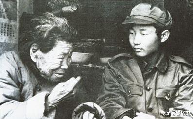 八路军|沂蒙红嫂用自己乳汁救小八路，建国后小八路当了大官，如此报恩