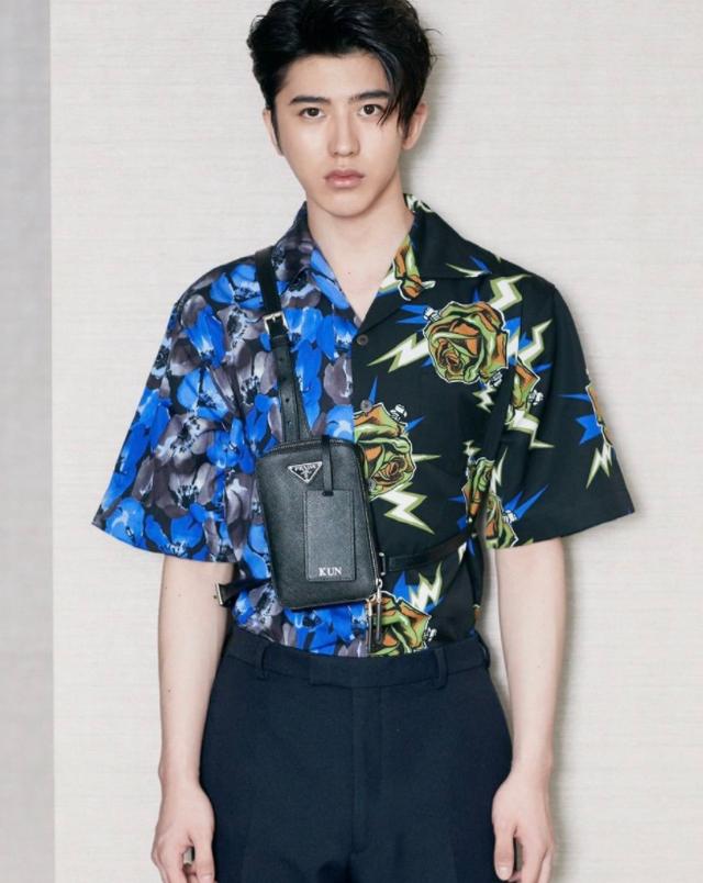 『皇后乐队』蔡徐坤新歌《情人》舞台首秀，复古花衬衫超抢眼，浪漫又不羁！