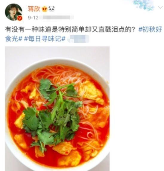 蒋欣|蒋欣独坐央视后台吃饭，塑料盒饭略简陋，为减肥不吃主食仍被嘲胖