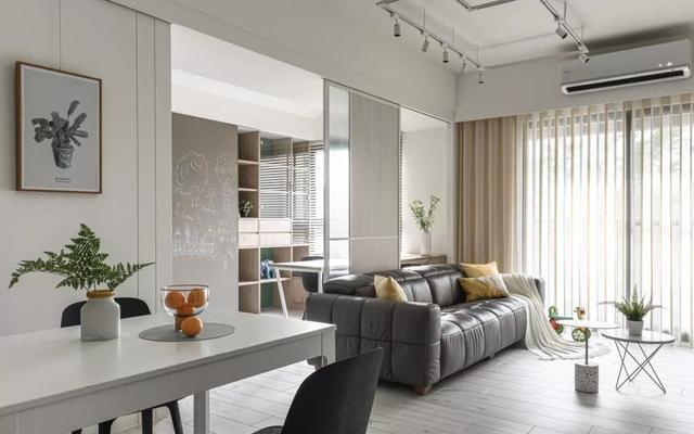 |你家沙发还在靠墙摆放吗？早过时了，现在这样放，能办公还能运动