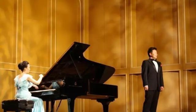 「王宏伟」他是民歌王子，闪婚小12岁钢琴公主，王宏伟：我怕配不上人家