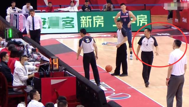 广东男篮|破案了!赵睿为啥47秒被罚下?8倍慢镜再看一遍:裁判冲去安慰杜锋