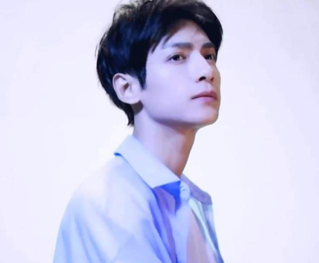 罗云熙▲《皓衣行》罗云熙打伞路透来了,原来罗云熙还出演过少年何以笙