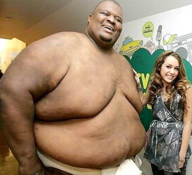 运动|重800斤无敌手，赚千万娶娇妻，这位相扑运动员每晚都让妻子害怕