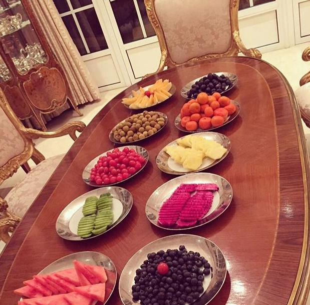 乔欣|晒晒乔欣住的豪宅，家门口到客厅要走十分钟，家常便饭有虾有鲍鱼