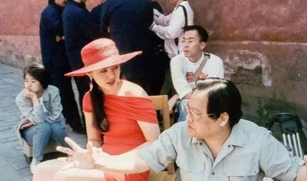 王祖贤|王祖贤30年前在故宫拍广告，谁注意到后面的群演？今成当红女星