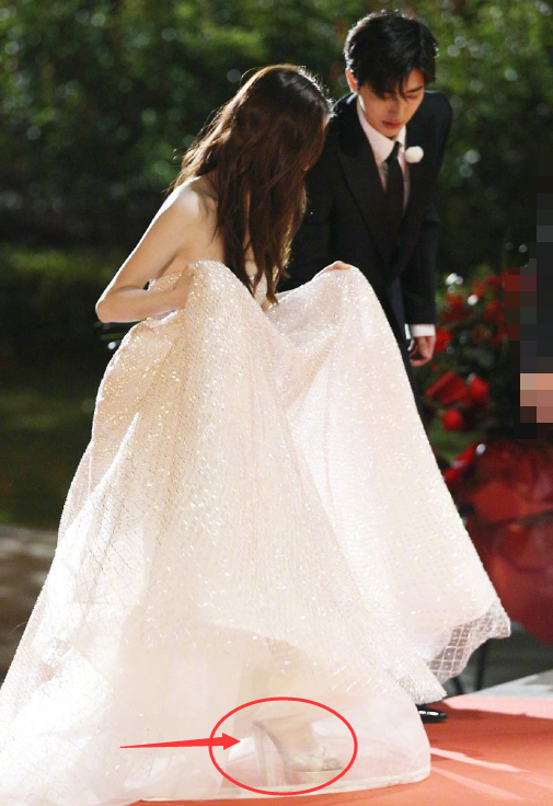 [蔡徐坤]baby上台获蔡徐坤搀扶，提起裙摆看到鞋面，才知她鞋跟有多高