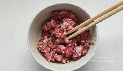 『鸡蛋』夏天来了，包饺子别再用韭菜，用它更鲜嫩，一咬满嘴爆汁，太香了