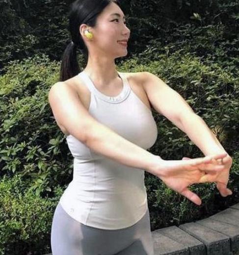 |44岁阿姨被20岁小鲜肉“滋润”后,日子过得有滋有味!网友:确定是真爱?