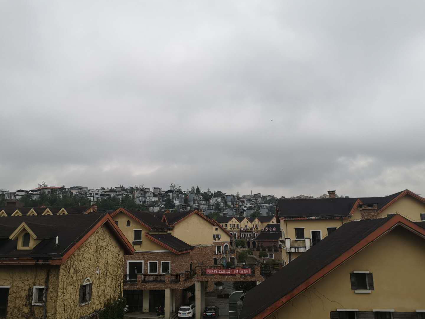 重庆|重庆商业开发过剩的小镇，漫山遍野都是豪华酒店，入住率却不高
