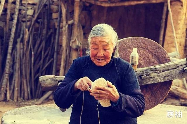 寒袖|一口棺材留自己，三缸粮食给孩子，92岁老母为智障儿子倾尽所有！