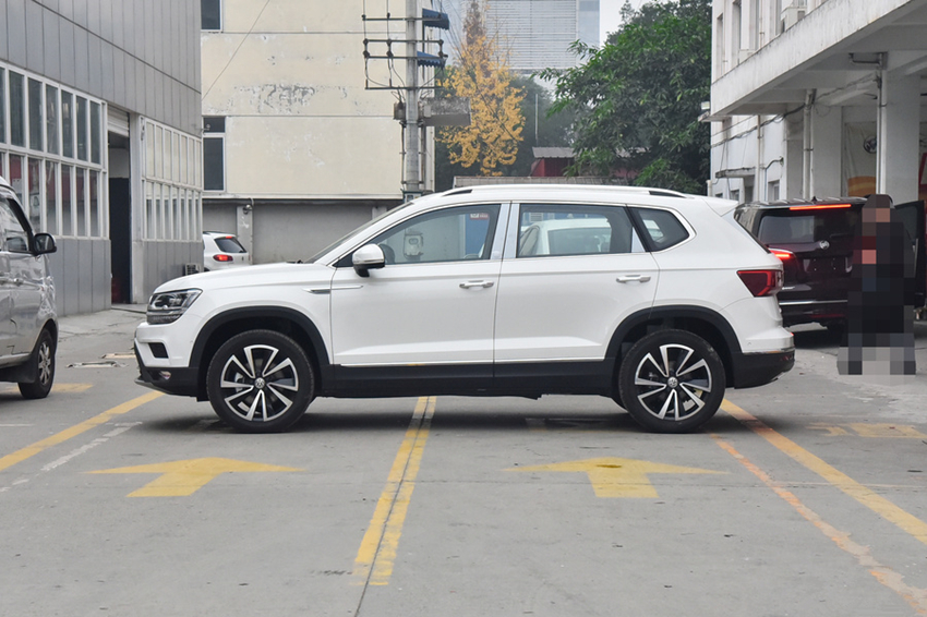 大众汽车■大众被逼急了！从17万下探到12万，30天狂卖9342辆，迟早取代H6