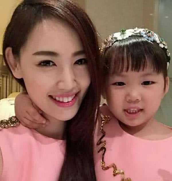 「马蓉」离婚三年，儿子归王宝强女儿归马蓉，现今两个孩子的差别一目了然