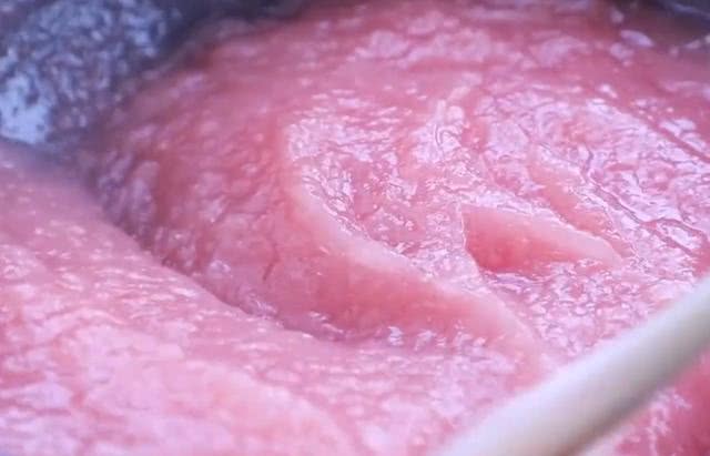 西红柿：夏天要多吃西红柿，不腌不炒不凉拌，一次三斤不够吃，给肉都不换