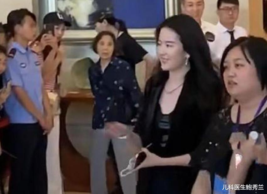 刘亦菲|刘亦菲近照曝光，胖成“中年妇女”，路人镜头下的她：天仙下凡？