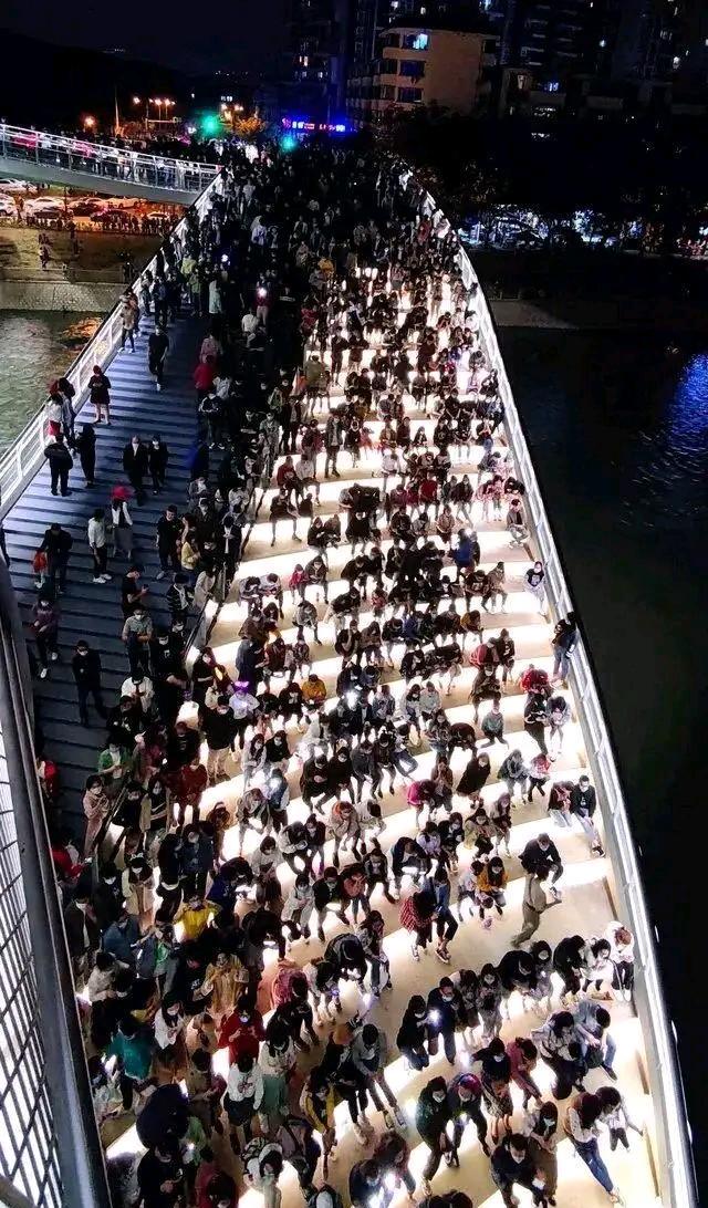 成都:为什么成都一座普通的桥,也能成为网红景点,这波操作不得不服