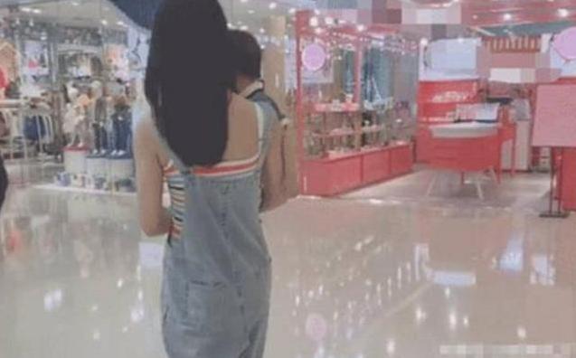 |“最嫩奶奶”走红，抱孙子出门被误认成少女，网友：还缺爷爷吗？