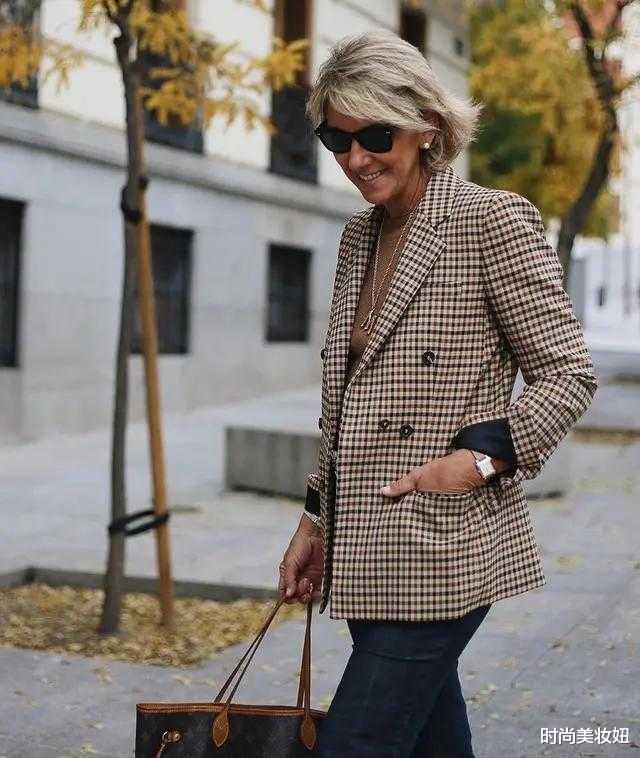 西装|何超琼穿西装太霸气，一身黑色西装配蛇皮包，不愧是赌王接班人