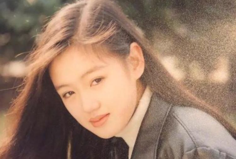 胡歌@因《粉红女郎》一跃成名，与胡歌相恋沸沸扬扬，皈依佛门咦嘘不已