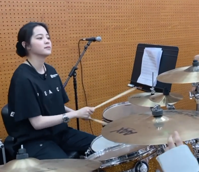 欧阳娜娜@欧阳娜娜乐队的小哥哥,颜值一个比一个高,看到键盘手,犯花痴了