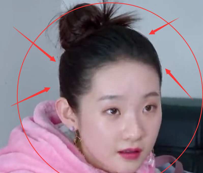 张艺凡■“贴头皮”不是谁都能驾驭的，刘些宁张艺凡同框，瞬间明白了