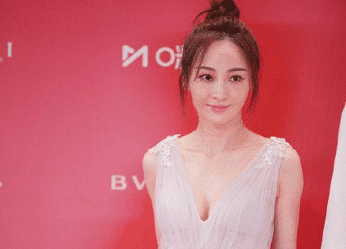 「姚笛」38岁姚笛有多大胆？竟然挑战“五十度灰裙”，网友：心都跟着狂跳