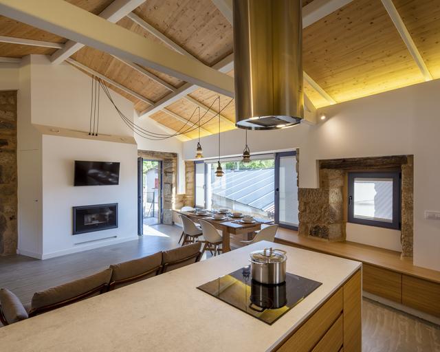 |小伙改造农村150㎡石头房，泥巴墙配高档家具，卧室还带地窖