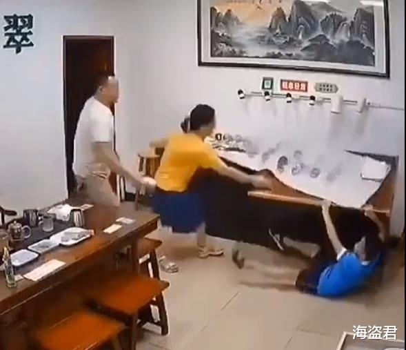 翡翠|广东11岁男孩玉器店尬舞,摔倒打碎一柜台翡翠,店主:损失十几万