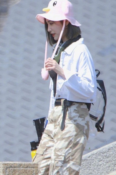 孔雪儿▲THE9参加极限挑战路透，刘雨昕工装风亮相，孔雪儿走路姿势引热议