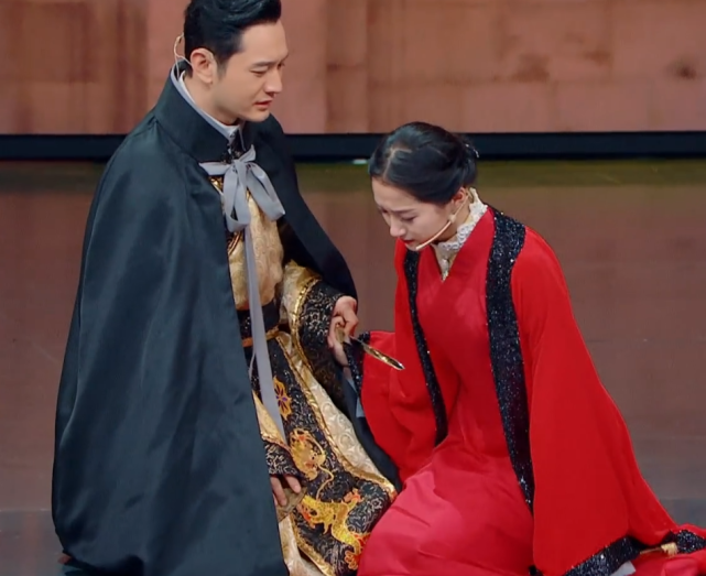「黄晓明」关晓彤与黄晓明，身高相差7厘米，看到两人脚上的鞋，难怪看着一样高