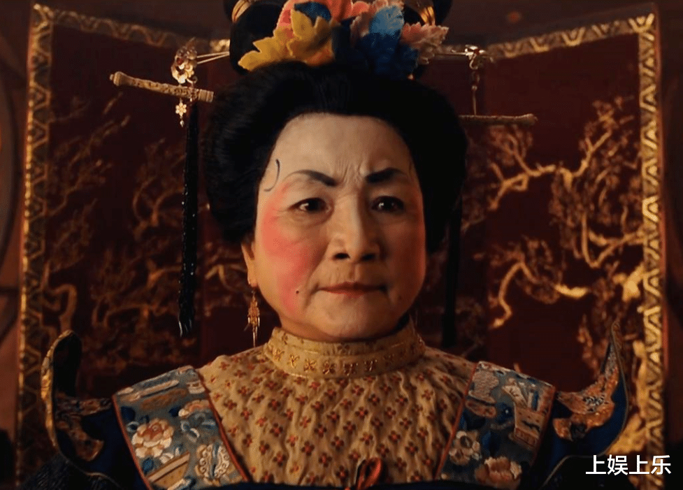 花木兰|《花木兰》来是搞笑的吗？祠堂里挂红灯笼，军营门口立雕像！