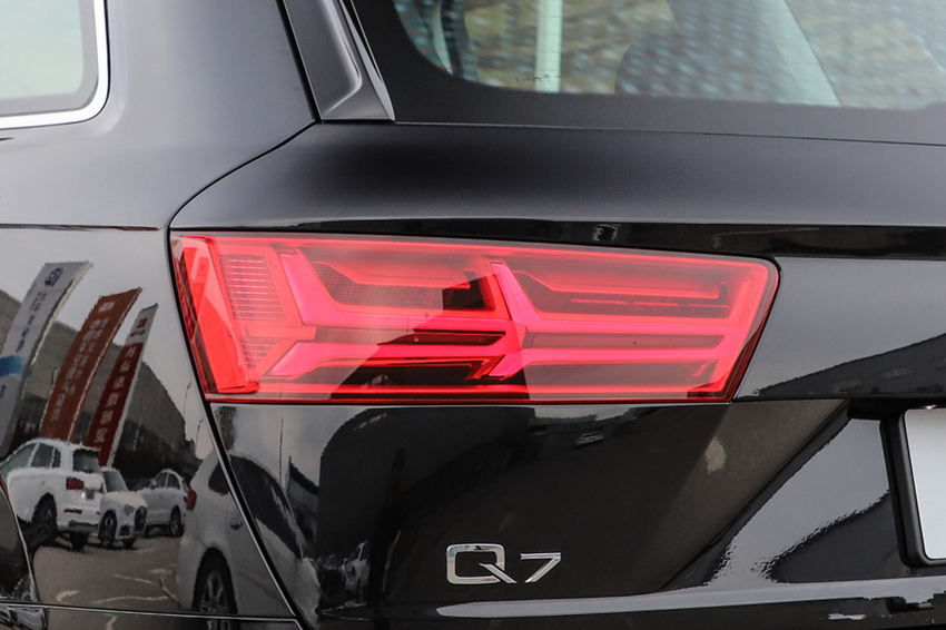 奥迪Q7：降价都“救不活”的豪车！当年比路虎火爆，现狂跌18.6万，仍没人要