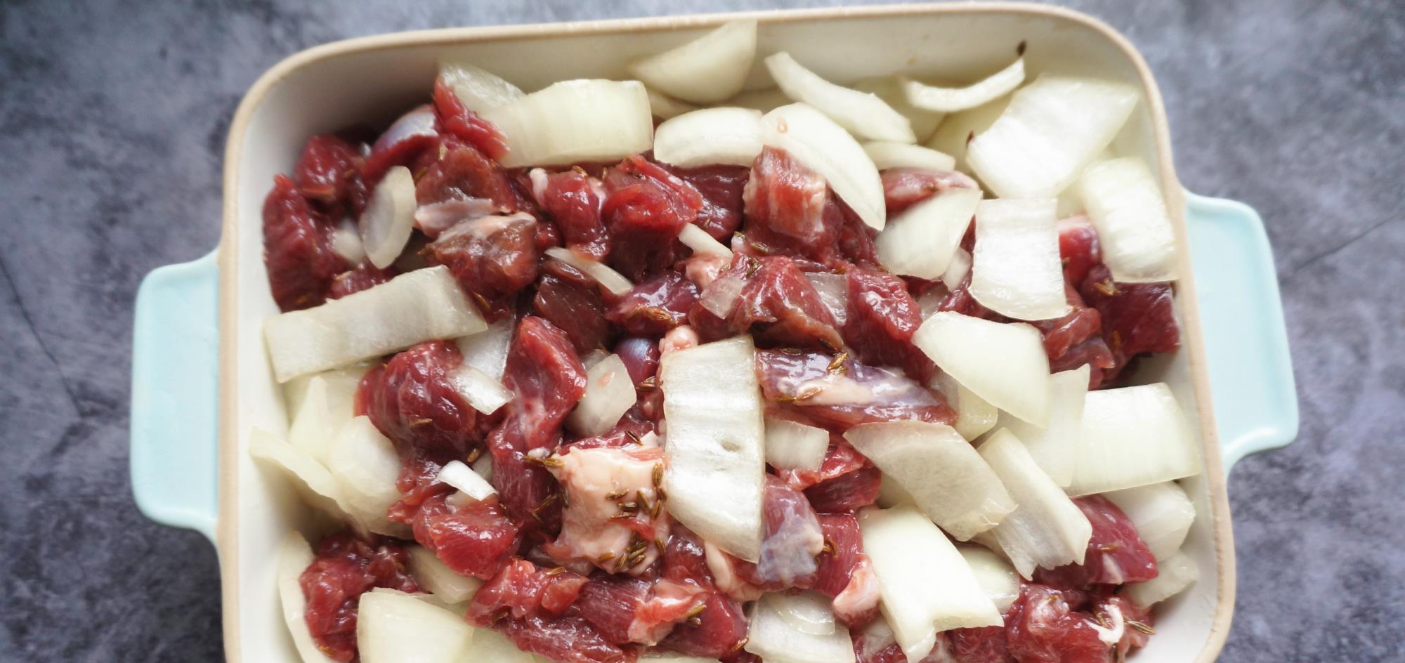 羊肉串■想吃羊肉串自己在家烤，健康无油烟，做法超简单