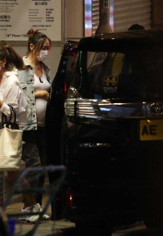 #应采儿#丁爸抵达香港帮女儿应采儿照顾二宝，7岁陈胤捷从小靠姥爷长大