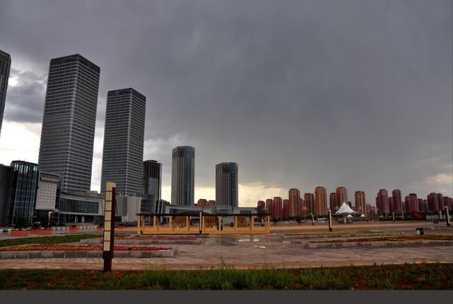 「鄂尔多斯」我国西北部的“鬼城”，吃饭还要去邻市，如今怎么样了